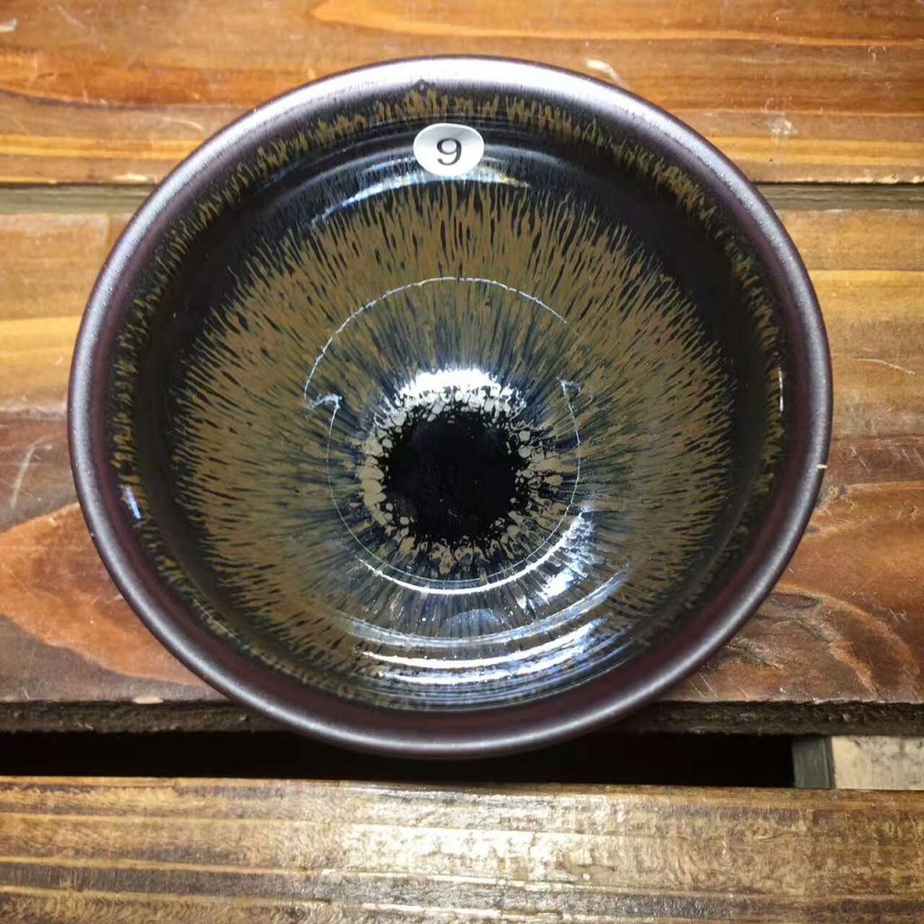 葉禮忠 傳承古老技藝建盞古韻綿長(zhǎng) 兔毫盞釉面顏色赫亮如漆，溫潤(rùn)晶瑩，釉面上布滿(mǎn)細(xì)密的豪脈狀紋飾