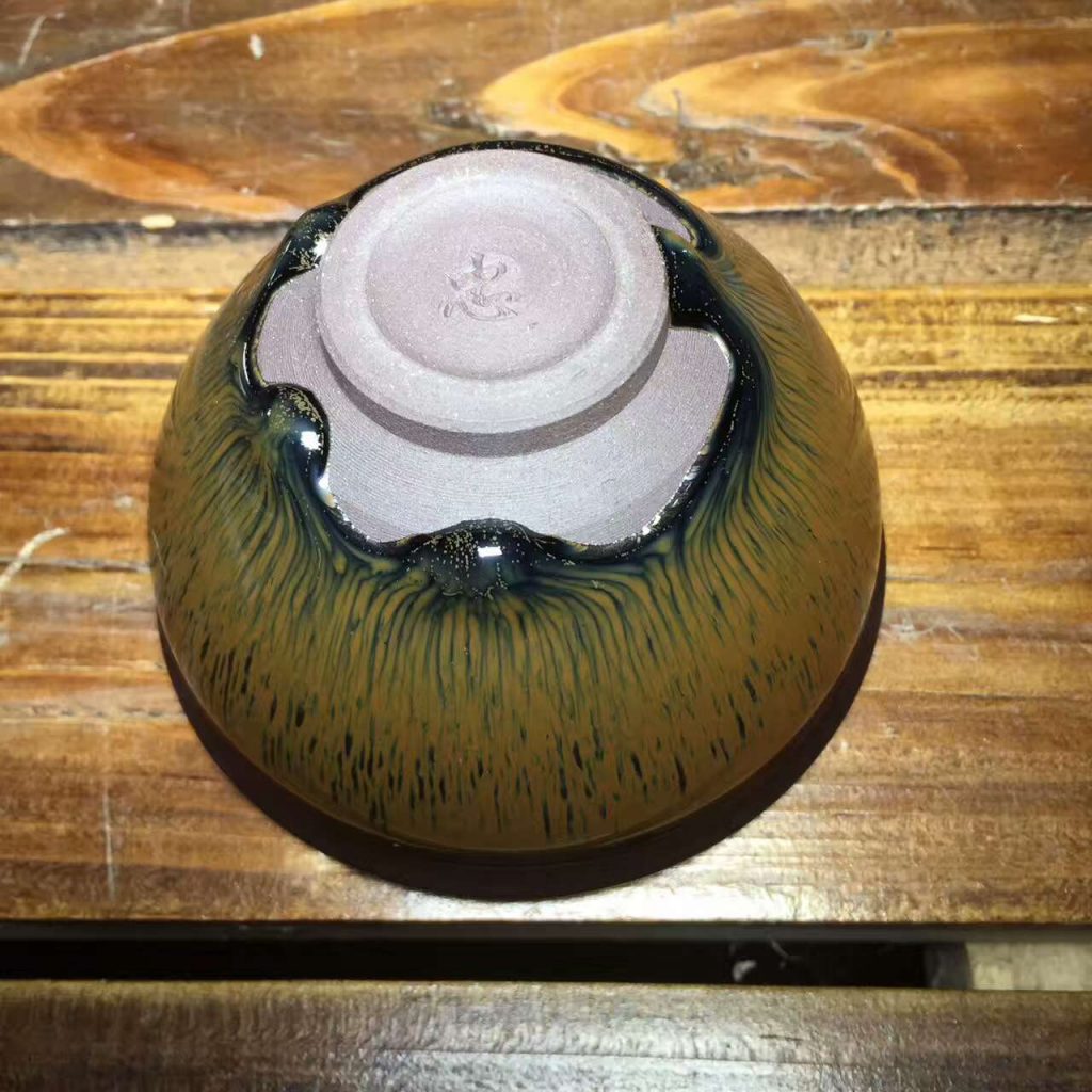 葉禮忠 傳承古老技藝建盞古韻綿長(zhǎng) 兔毫盞釉面顏色赫亮如漆，溫潤(rùn)晶瑩，釉面上布滿(mǎn)細(xì)密的豪脈狀紋飾