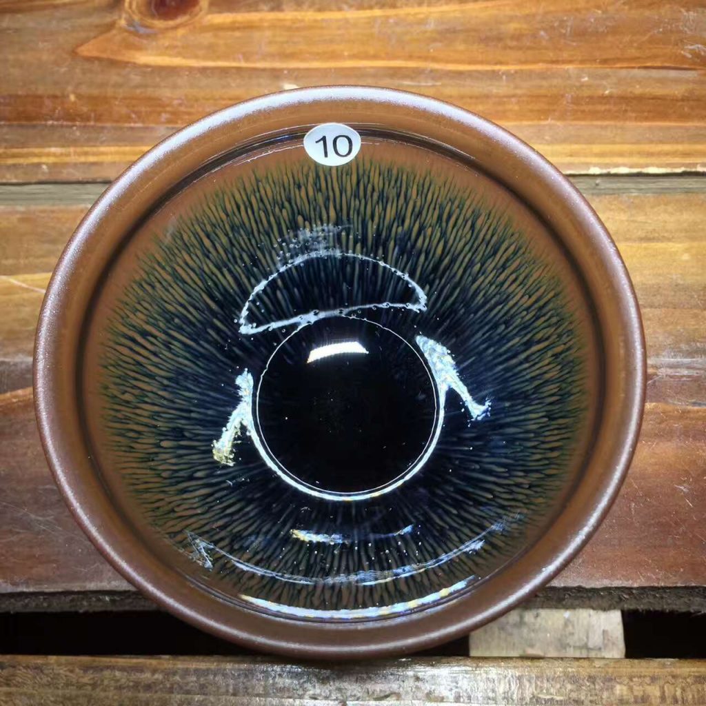 葉禮忠 傳承古老技藝建盞古韻綿長(zhǎng) 兔毫盞釉面顏色赫亮如漆，溫潤(rùn)晶瑩，釉面上布滿(mǎn)細(xì)密的豪脈狀紋飾