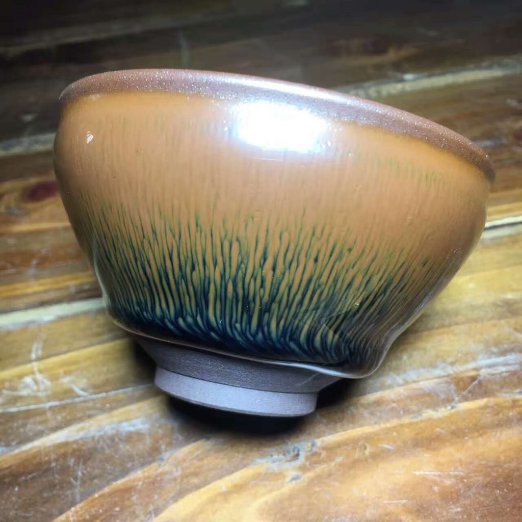 葉禮忠 傳承古老技藝建盞古韻綿長(zhǎng) 兔毫盞釉面顏色赫亮如漆，溫潤(rùn)晶瑩，釉面上布滿(mǎn)細(xì)密的豪脈狀紋飾