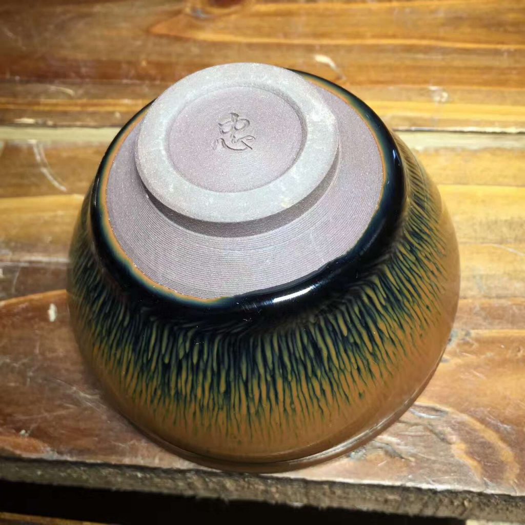 葉禮忠 傳承古老技藝建盞古韻綿長(zhǎng) 兔毫盞釉面顏色赫亮如漆，溫潤(rùn)晶瑩，釉面上布滿(mǎn)細(xì)密的豪脈狀紋飾