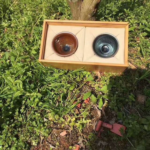 陳惠敏情愫永恒紅藍對杯 口徑7.8高5  紅，熱情似火；藍，沉靜如水；情系紅藍，日月經(jīng)天，恒古不變