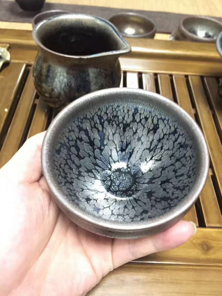 闕梅嬌大師8.8公分束口銀油滴盞，斑紋像朵盛開(kāi)的花兒