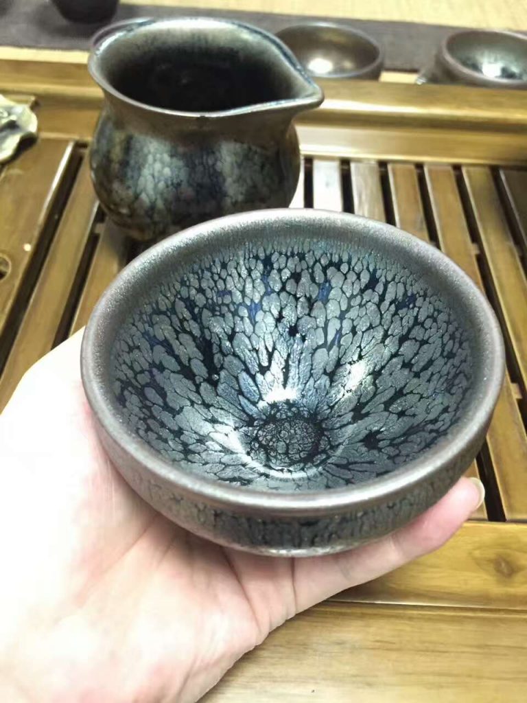 闕梅嬌大師8.8公分束口銀油滴盞，斑紋像朵盛開(kāi)的花兒