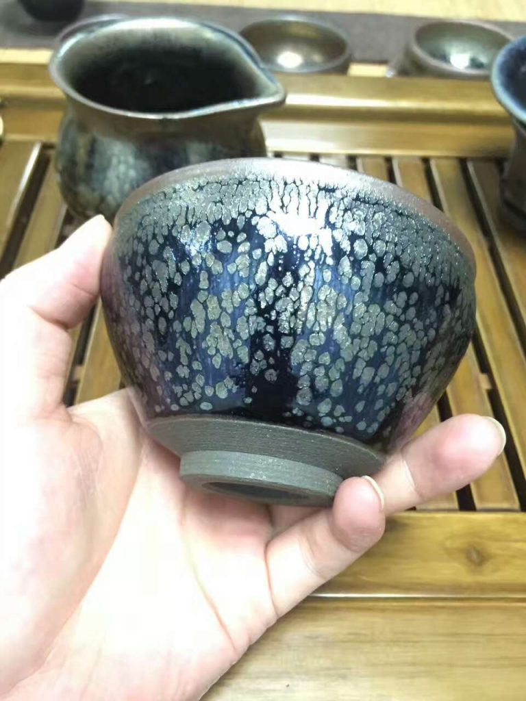 闕梅嬌大師8.8公分束口銀油滴盞，斑紋像朵盛開(kāi)的花兒