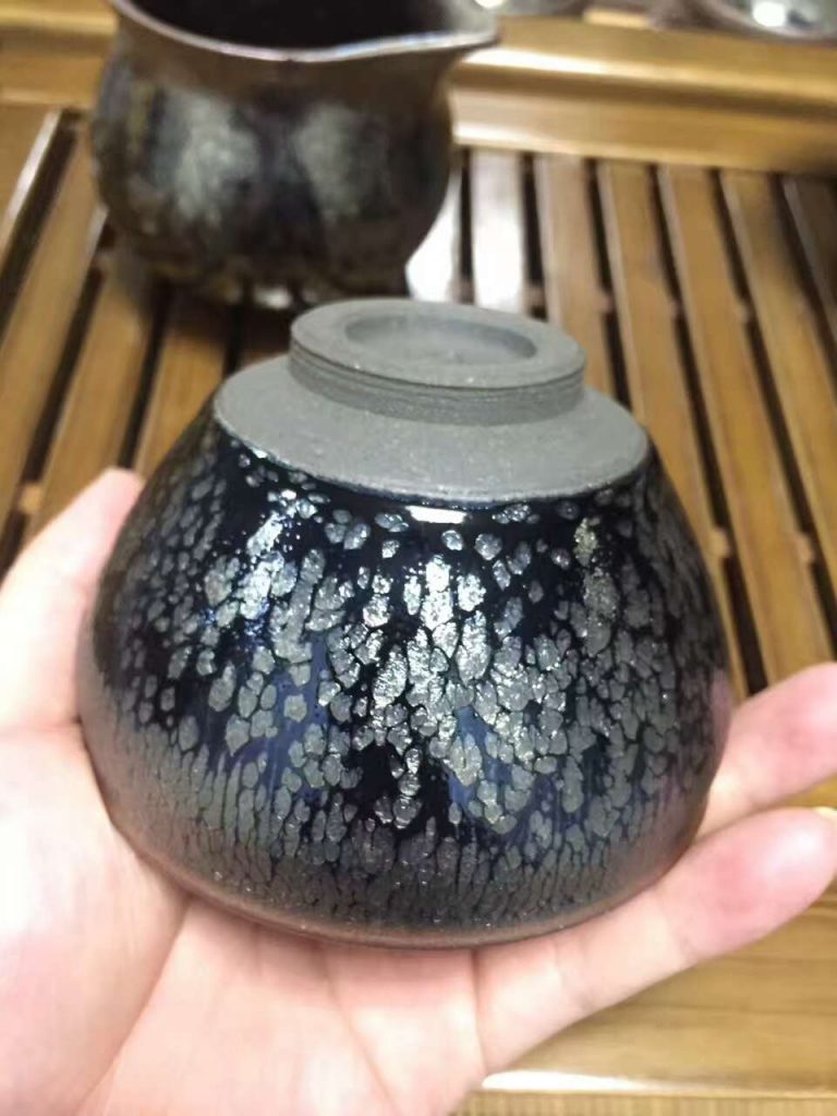 闕梅嬌大師8.8公分束口銀油滴盞，斑紋像朵盛開(kāi)的花兒