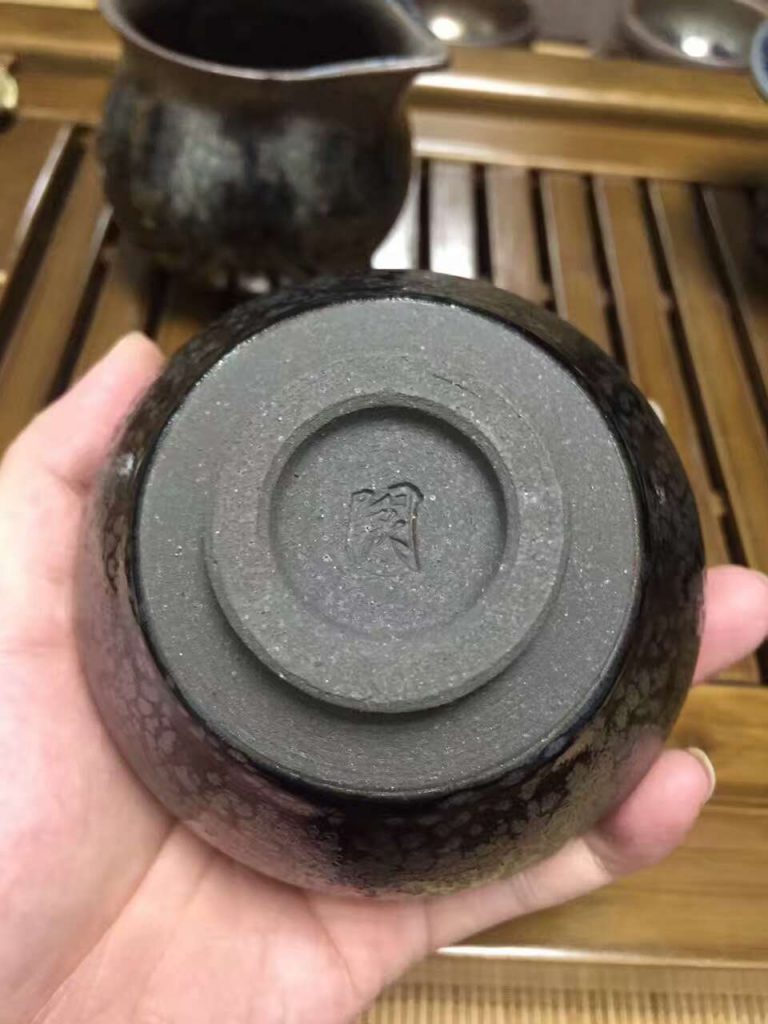 闕梅嬌大師8.8公分束口銀油滴盞，斑紋像朵盛開(kāi)的花兒