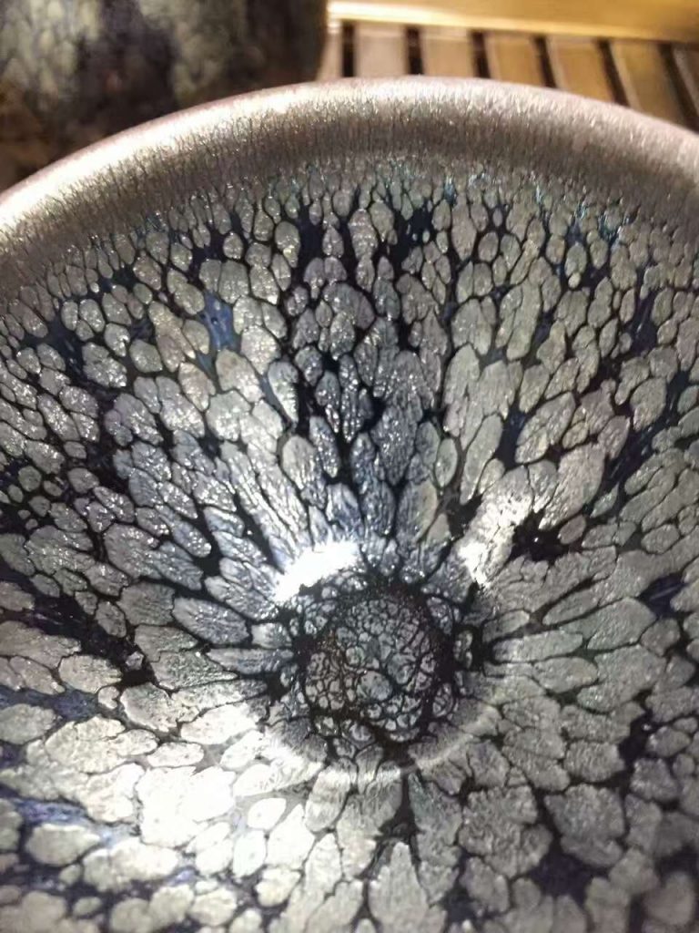 闕梅嬌大師8.8公分束口銀油滴盞，斑紋像朵盛開(kāi)的花兒