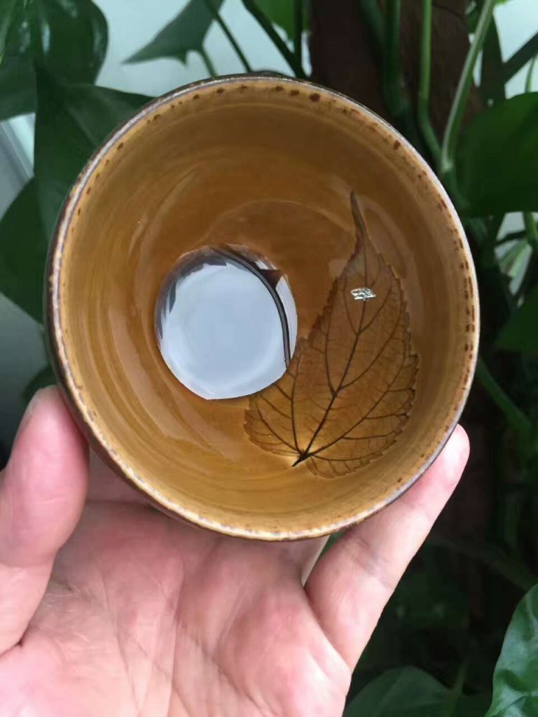 趙熊9.1公分斂口玉葉盞，釉色美，葉子優(yōu)雅。