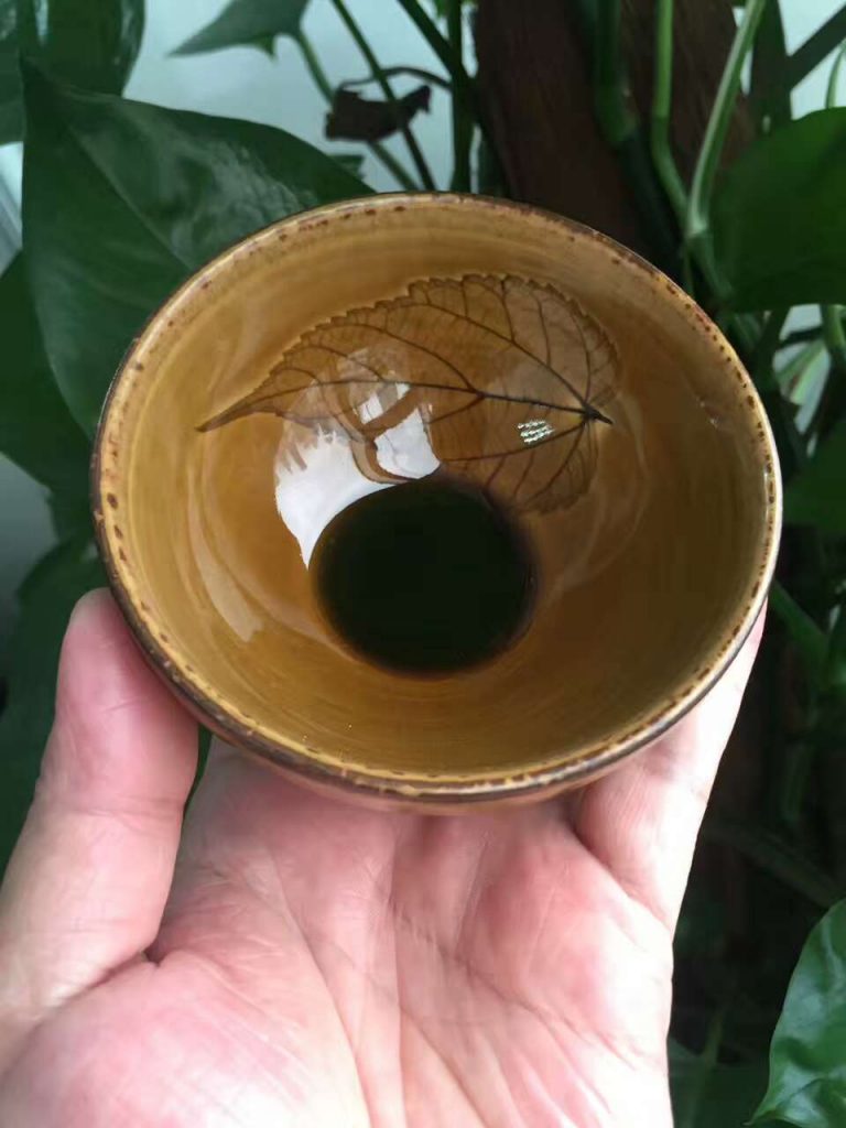 趙熊9.1公分斂口玉葉盞，釉色美，葉子優(yōu)雅。