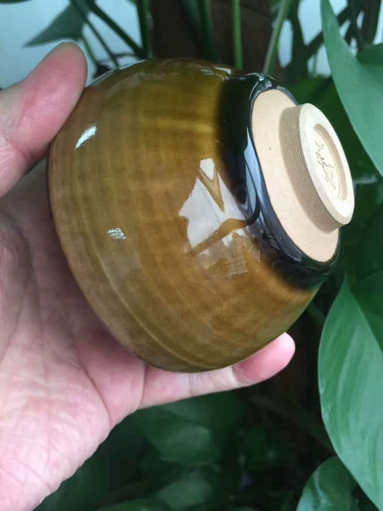 趙熊9.1公分斂口玉葉盞，釉色美，葉子優(yōu)雅。