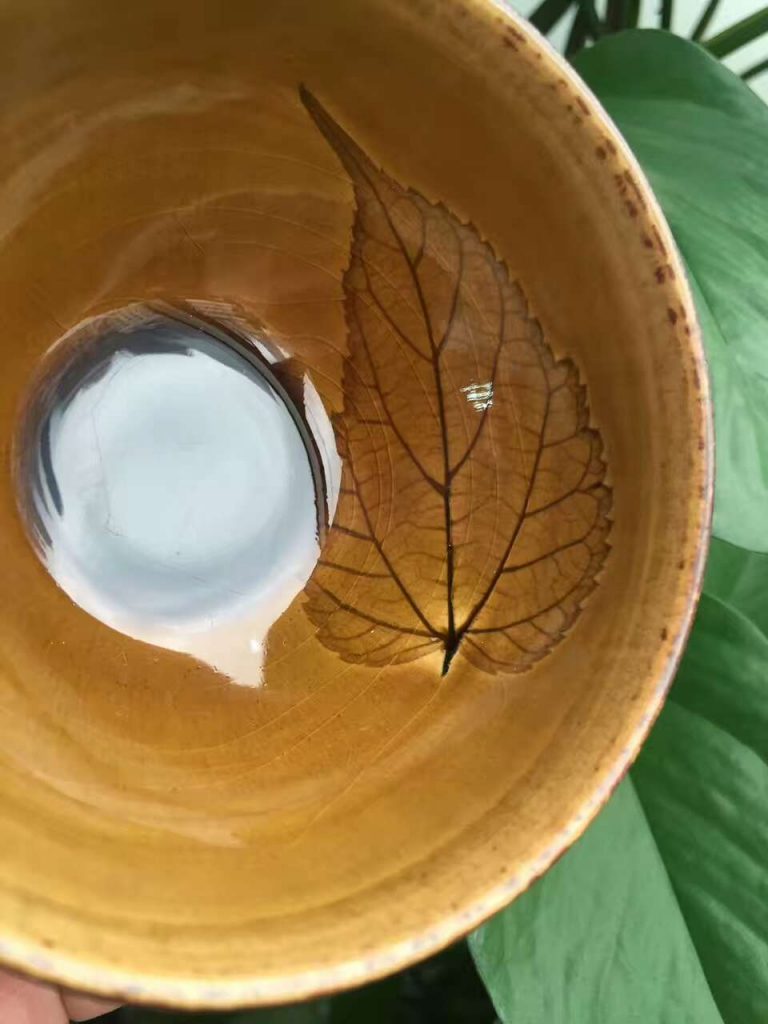 趙熊9.1公分斂口玉葉盞，釉色美，葉子優(yōu)雅。