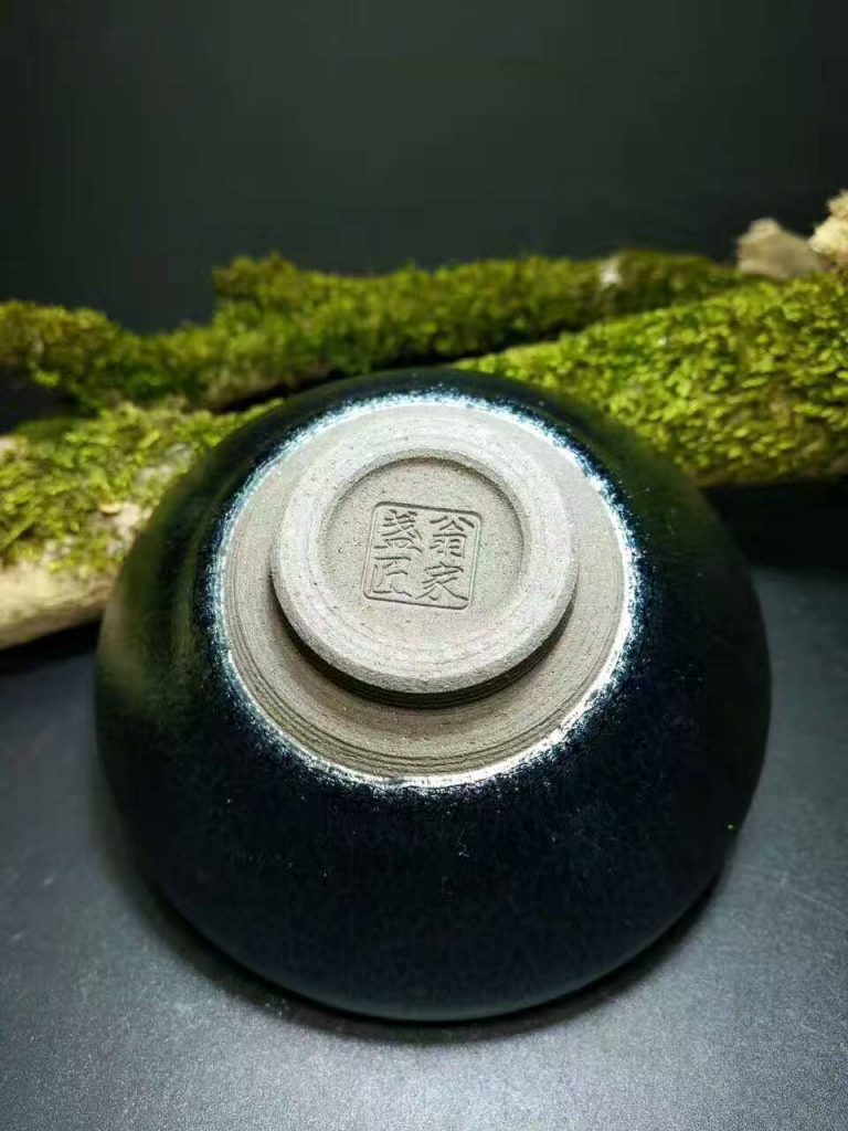 翁書杰藍麒麟燈盞：口9高4.2，紋路清晰，晶體透亮。