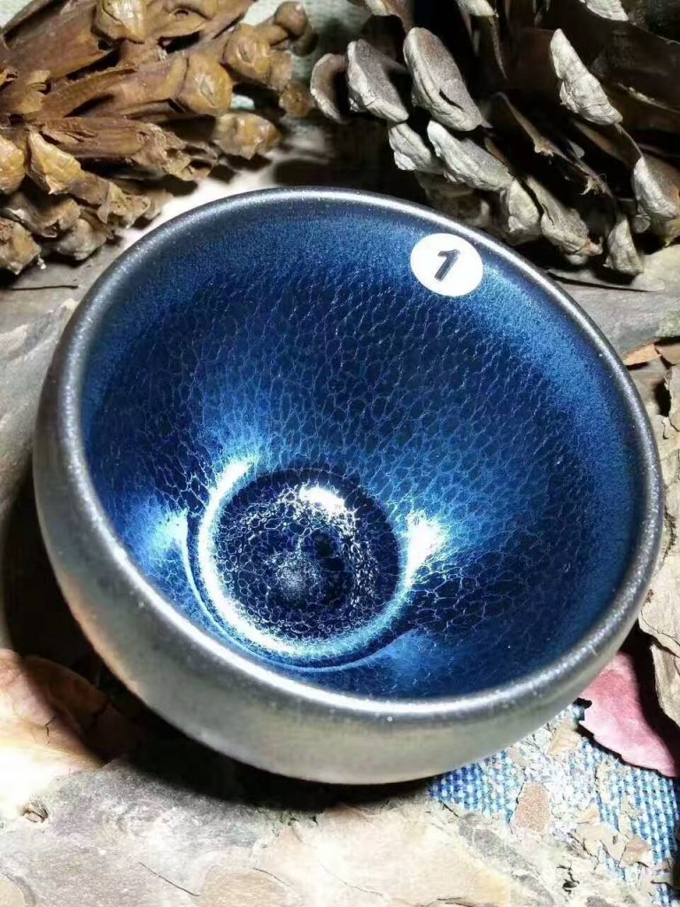 翁書杰藍(lán)麒麟鵝蛋杯：7*5.5，深邃幽藍(lán)。