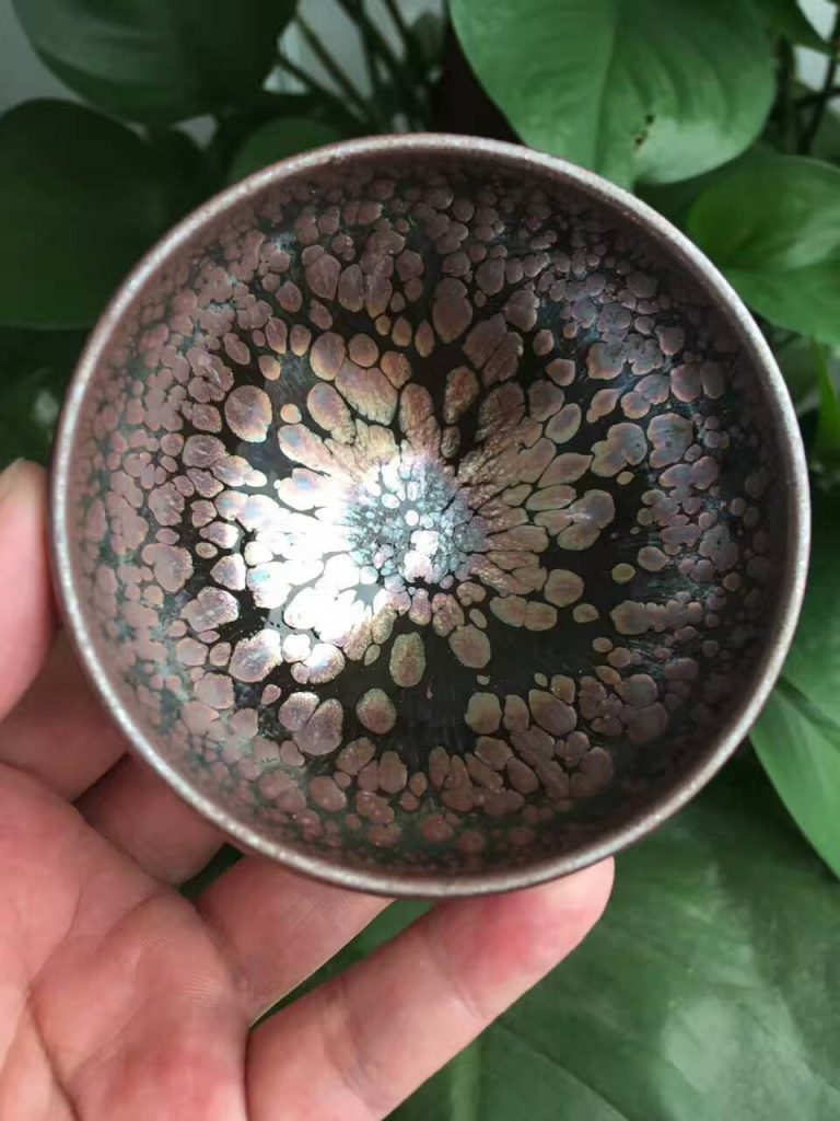 饒飛雄斂口紫金油滴盞，口徑8.8公分高4.5公分，純手工，品相如圖，色澤優(yōu)雅。