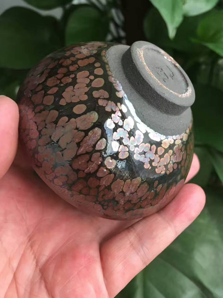 饒飛雄斂口紫金油滴盞，口徑8.8公分高4.5公分，純手工，品相如圖，色澤優(yōu)雅。