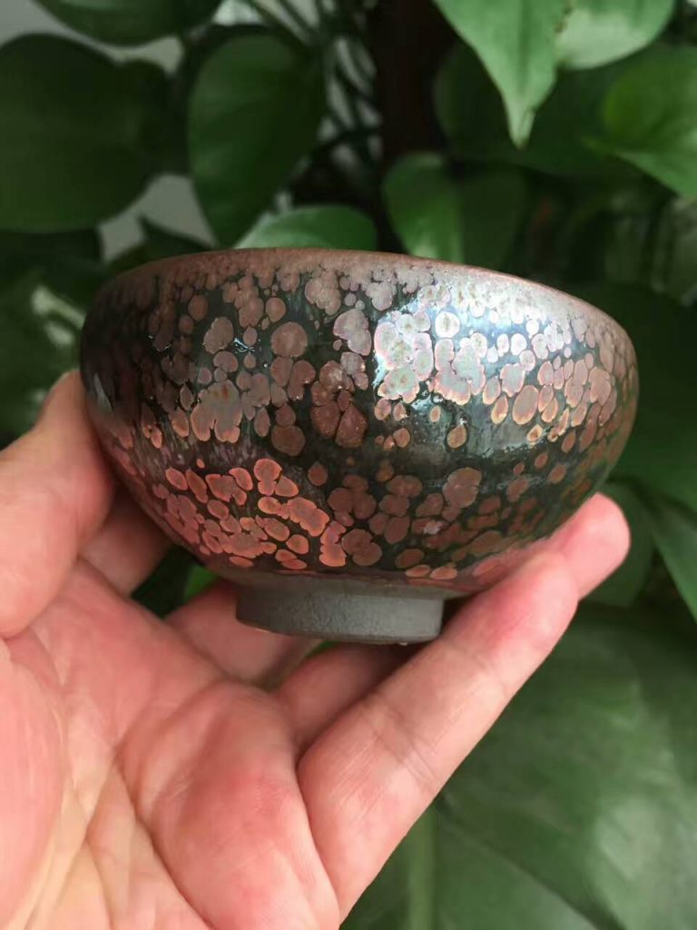 饒飛雄斂口紫金油滴盞，口徑8.8公分高4.5公分，純手工，品相如圖，色澤優(yōu)雅。