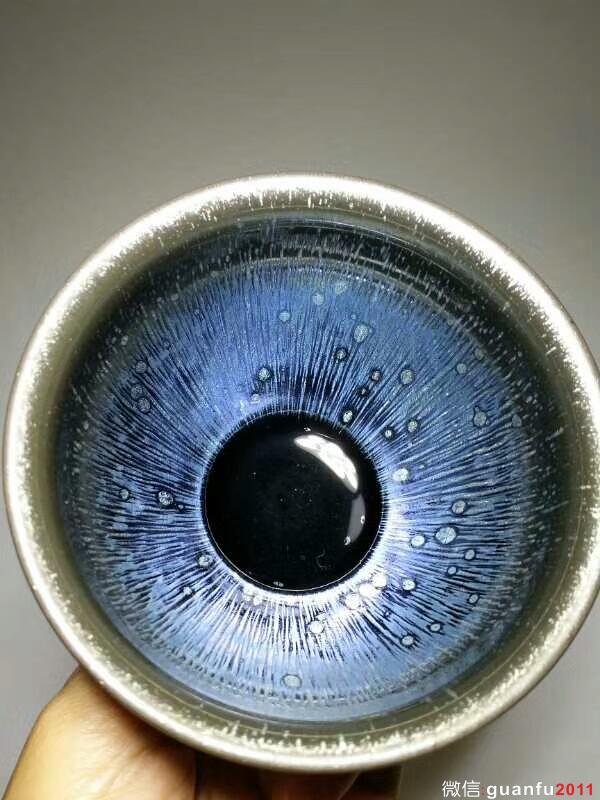 陳慧敏“羽鱗”：口8.5高5.5，清透藍(lán)。