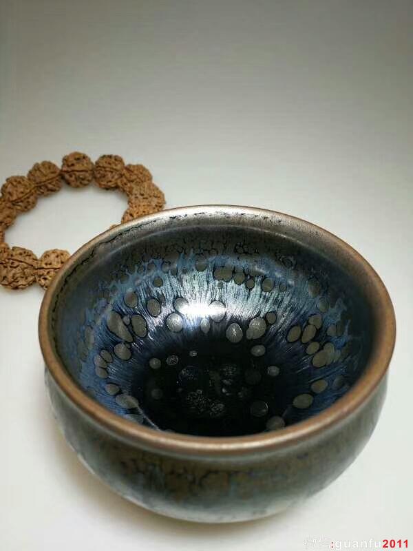 徐國(guó)清油滴盞：口8.3高5.2，天然礦釉，色澤溫潤(rùn)。