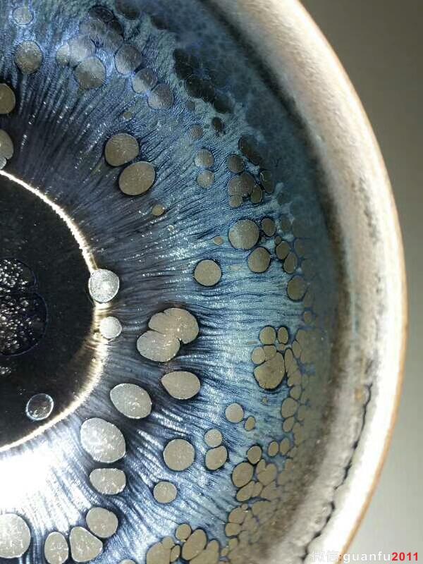 徐國(guó)清油滴盞：口8.3高5.2，天然礦釉，色澤溫潤(rùn)。