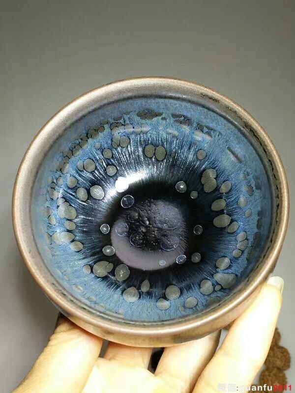 徐國(guó)清油滴盞：口8.3高5.2，天然礦釉，色澤溫潤(rùn)。