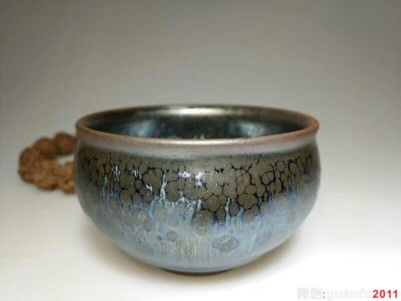 徐國(guó)清油滴盞：口8.3高5.2，天然礦釉，色澤溫潤(rùn)。