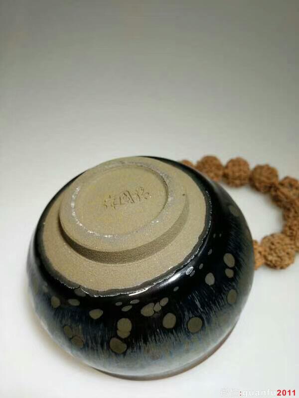 徐國(guó)清油滴盞：口8.3高5.2，天然礦釉，色澤溫潤(rùn)。