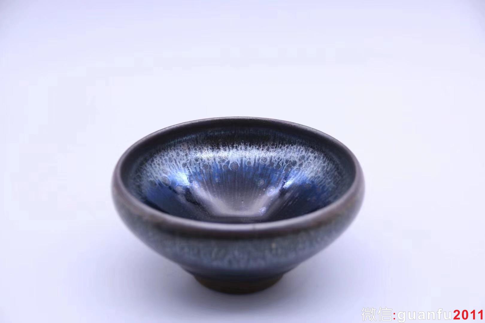 【作者】吳立主老師 作品 【品名】曜變油滴 【規(guī)格】8.5 x 4.3 cm 【品相】全品無(wú)暇 【材質(zhì)】鐵胎，天然礦釉 【產(chǎn)地】建陽(yáng)·水吉