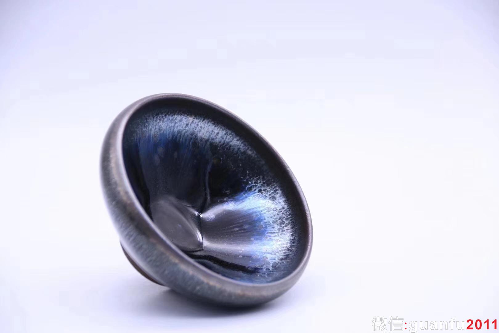 【作者】吳立主老師 作品 【品名】曜變油滴 【規(guī)格】8.5 x 4.3 cm 【品相】全品無(wú)暇 【材質(zhì)】鐵胎，天然礦釉 【產(chǎn)地】建陽(yáng)·水吉