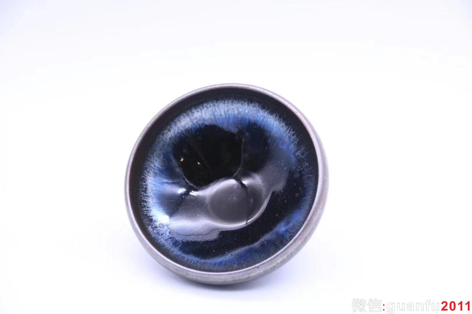 【作者】吳立主老師 作品 【品名】曜變油滴 【規(guī)格】8.5 x 4.3 cm 【品相】全品無(wú)暇 【材質(zhì)】鐵胎，天然礦釉 【產(chǎn)地】建陽(yáng)·水吉