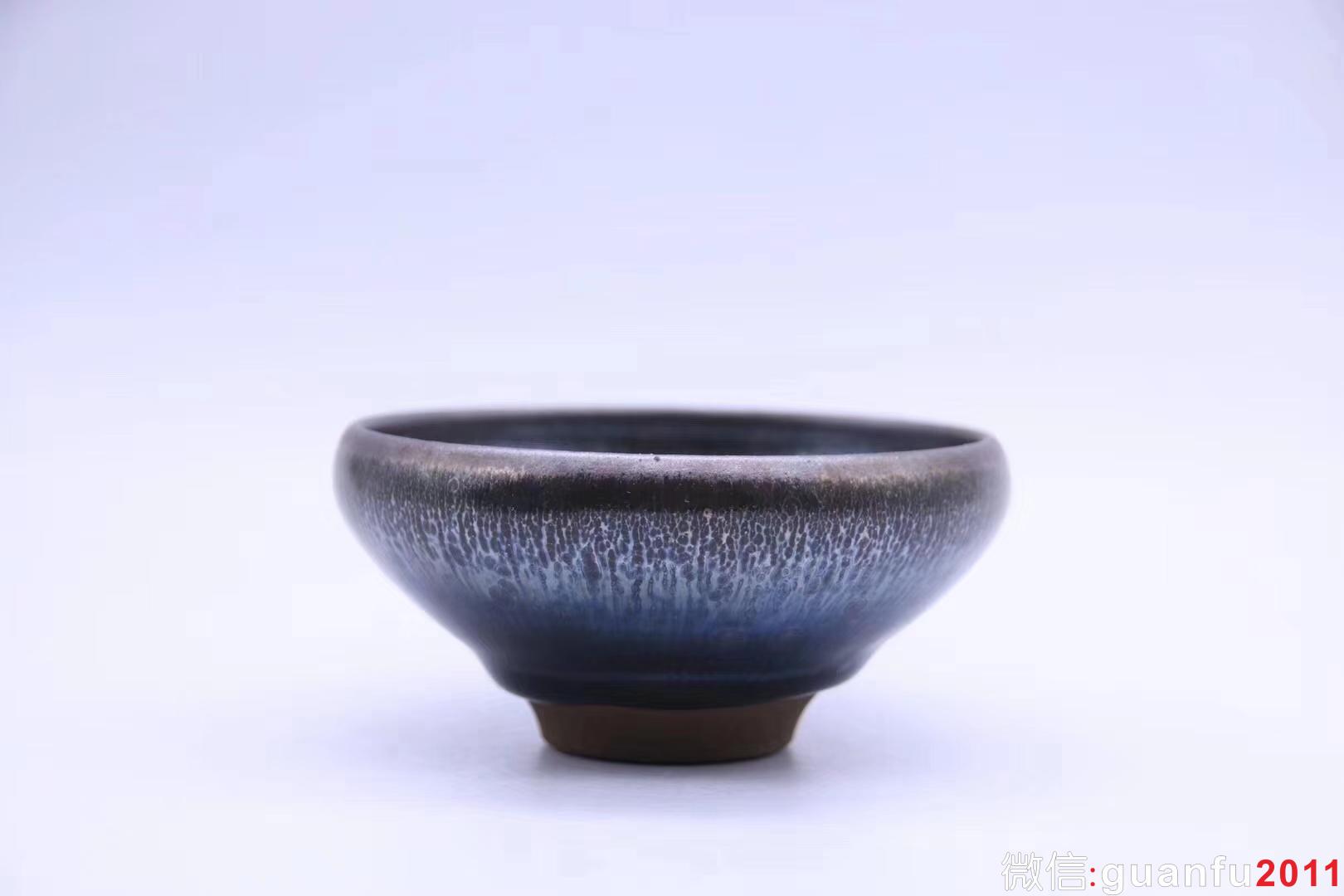 【作者】吳立主老師 作品 【品名】曜變油滴 【規(guī)格】8.5 x 4.3 cm 【品相】全品無(wú)暇 【材質(zhì)】鐵胎，天然礦釉 【產(chǎn)地】建陽(yáng)·水吉