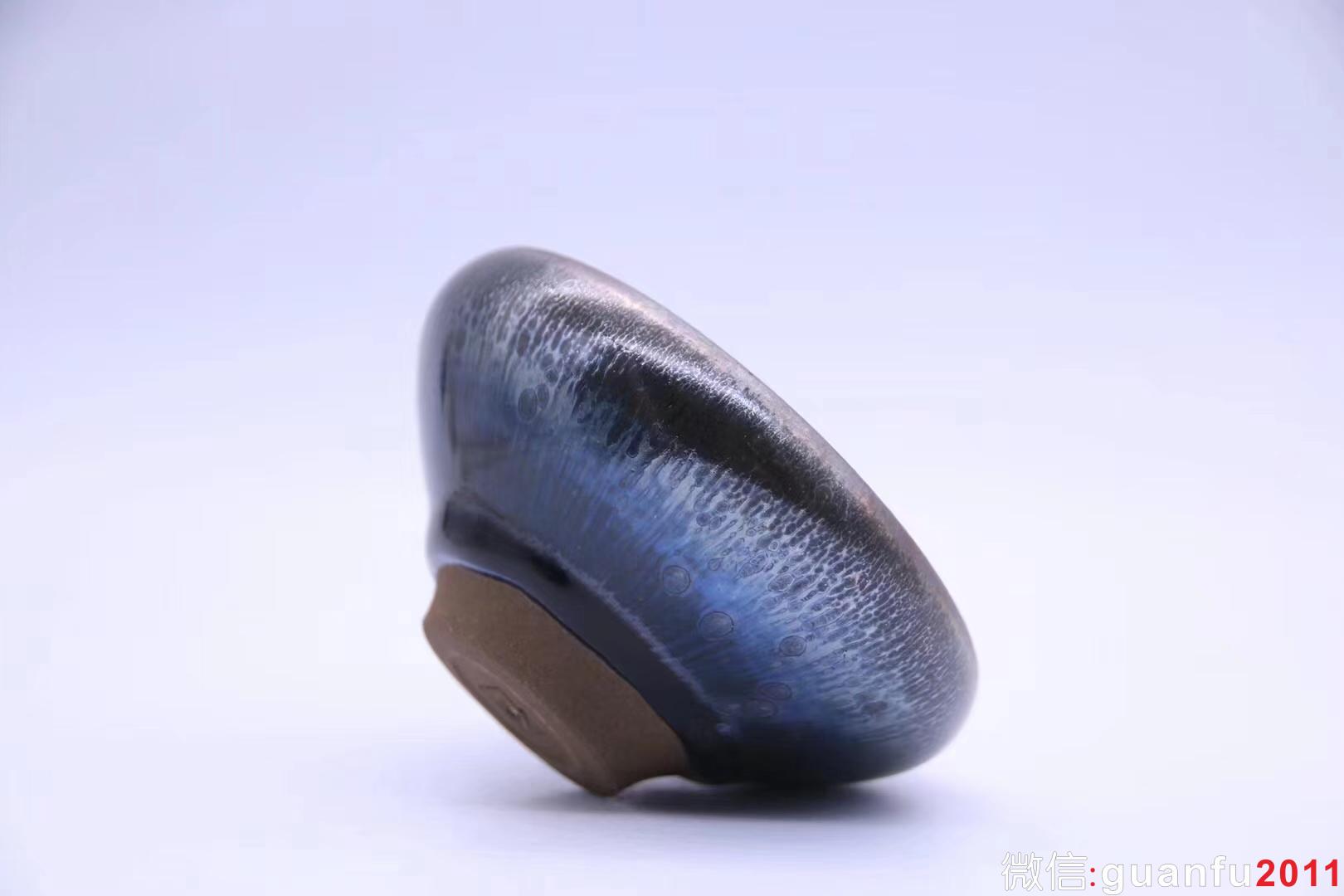 【作者】吳立主老師 作品 【品名】曜變油滴 【規(guī)格】8.5 x 4.3 cm 【品相】全品無(wú)暇 【材質(zhì)】鐵胎，天然礦釉 【產(chǎn)地】建陽(yáng)·水吉