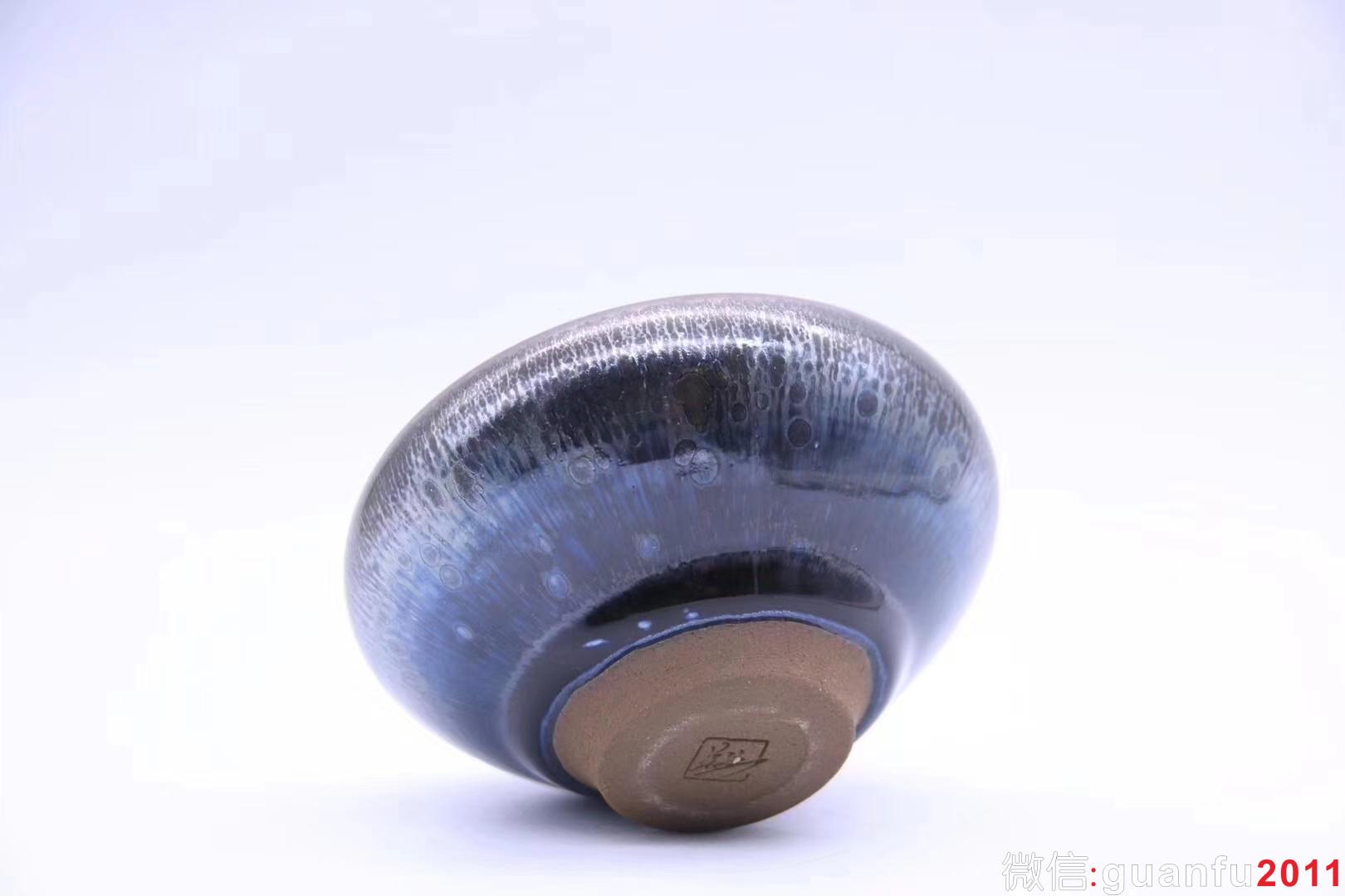 【作者】吳立主老師 作品 【品名】曜變油滴 【規(guī)格】8.5 x 4.3 cm 【品相】全品無(wú)暇 【材質(zhì)】鐵胎，天然礦釉 【產(chǎn)地】建陽(yáng)·水吉