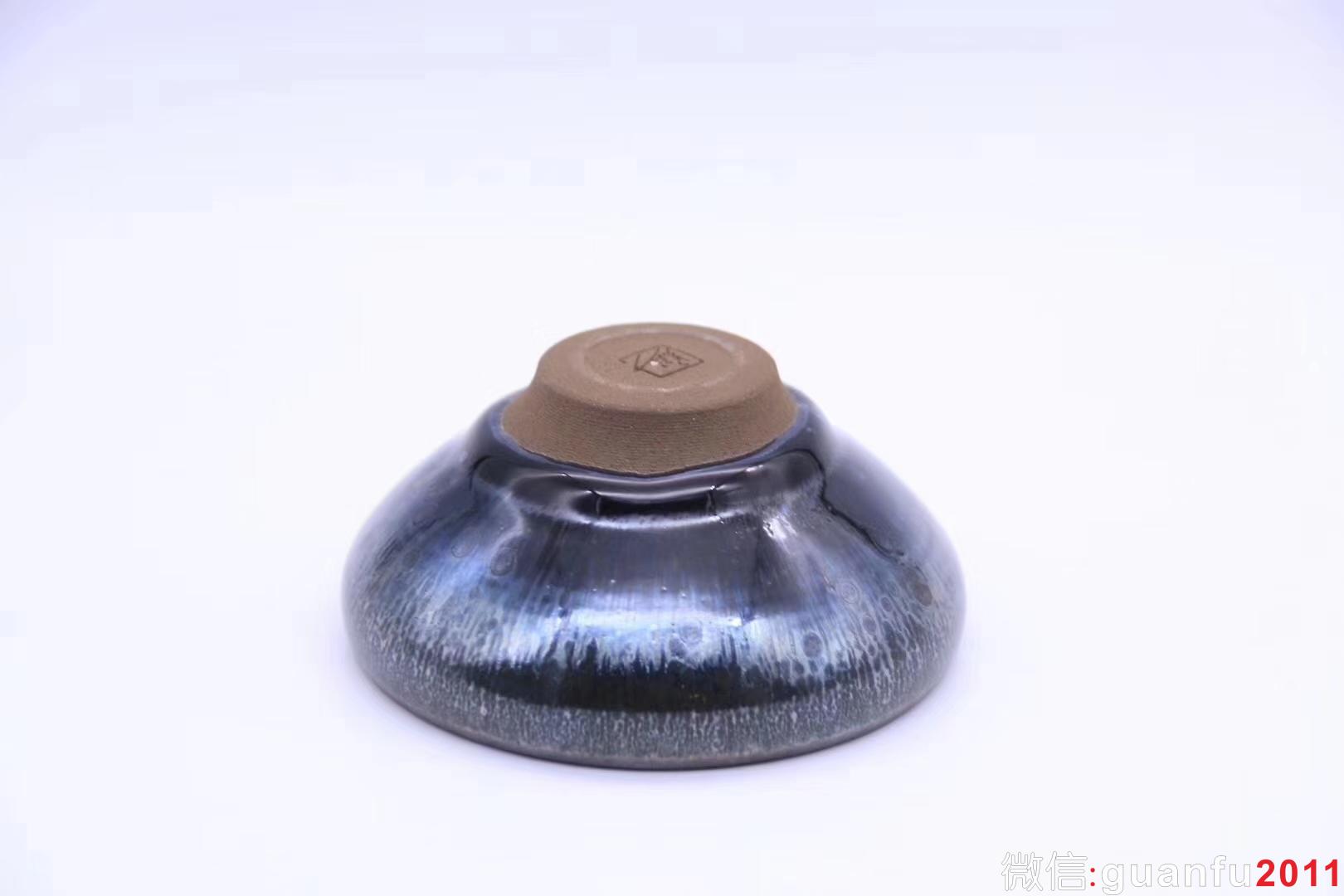 【作者】吳立主老師 作品 【品名】曜變油滴 【規(guī)格】8.5 x 4.3 cm 【品相】全品無(wú)暇 【材質(zhì)】鐵胎，天然礦釉 【產(chǎn)地】建陽(yáng)·水吉