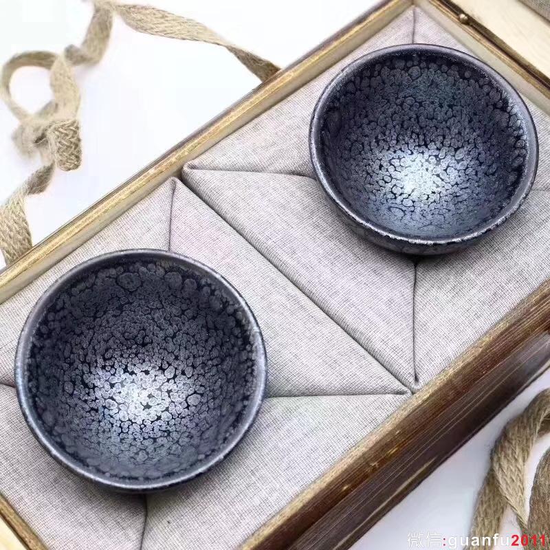 建窯四杰之一 【作者】陳葉琦老師 作品 【品名】天眼對杯 【規(guī)格】8 x 4.5 cm【制作】落款配證書【品相】全品無暇【材質(zhì)】鐵胎，天然礦釉【產(chǎn)地】建陽·水吉【燒制溫度】1300度