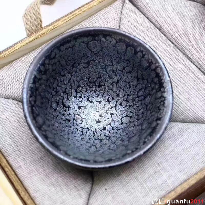 建窯四杰之一 【作者】陳葉琦老師 作品 【品名】天眼對杯 【規(guī)格】8 x 4.5 cm【制作】落款配證書【品相】全品無暇【材質(zhì)】鐵胎，天然礦釉【產(chǎn)地】建陽·水吉【燒制溫度】1300度