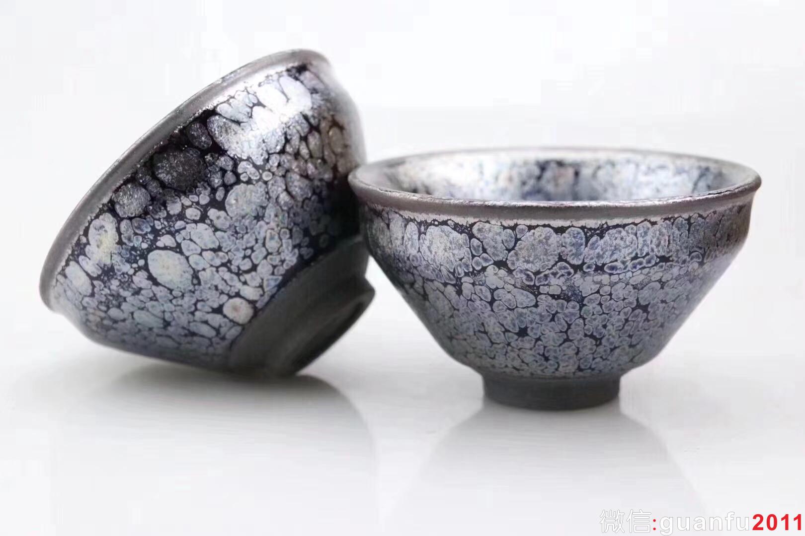 建窯四杰之一 【作者】陳葉琦老師 作品 【品名】天眼對杯 【規(guī)格】8 x 4.5 cm【制作】落款配證書【品相】全品無暇【材質(zhì)】鐵胎，天然礦釉【產(chǎn)地】建陽·水吉【燒制溫度】1300度