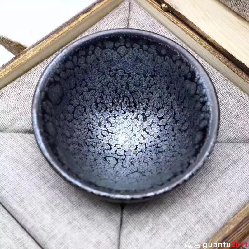 建窯四杰之一 【作者】陳葉琦老師 作品 【品名】天眼對杯 【規(guī)格】8 x 4.5 cm【制作】落款配證書【品相】全品無暇【材質(zhì)】鐵胎，天然礦釉【產(chǎn)地】建陽·水吉【燒制溫度】1300度