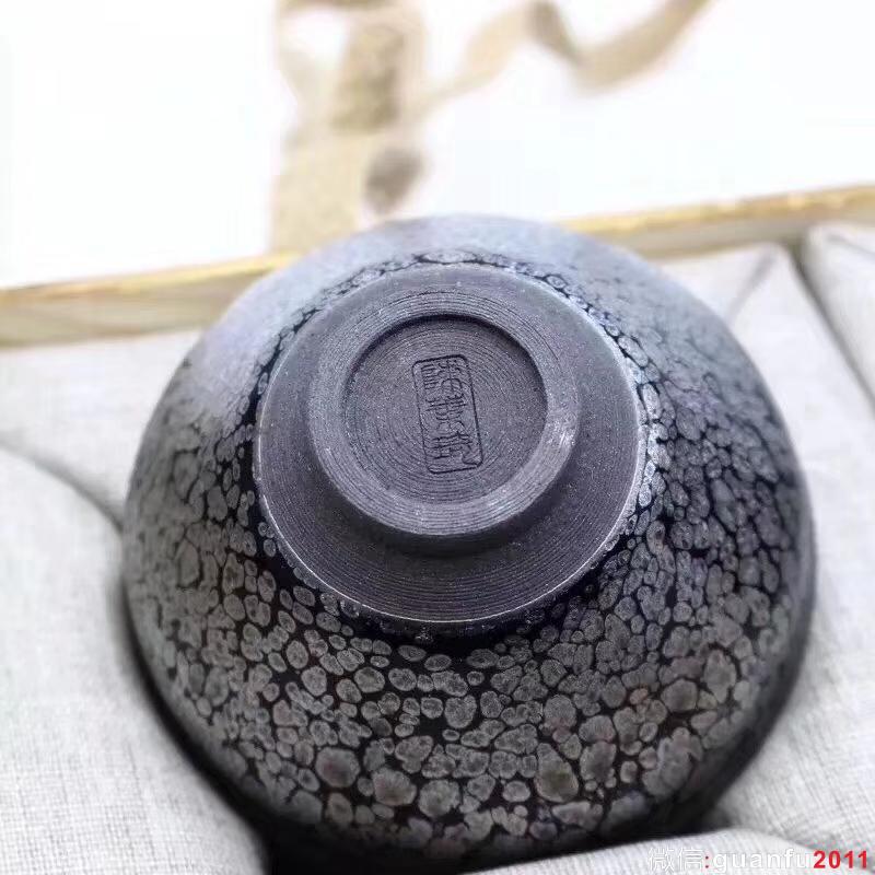 建窯四杰之一 【作者】陳葉琦老師 作品 【品名】天眼對杯 【規(guī)格】8 x 4.5 cm【制作】落款配證書【品相】全品無暇【材質(zhì)】鐵胎，天然礦釉【產(chǎn)地】建陽·水吉【燒制溫度】1300度