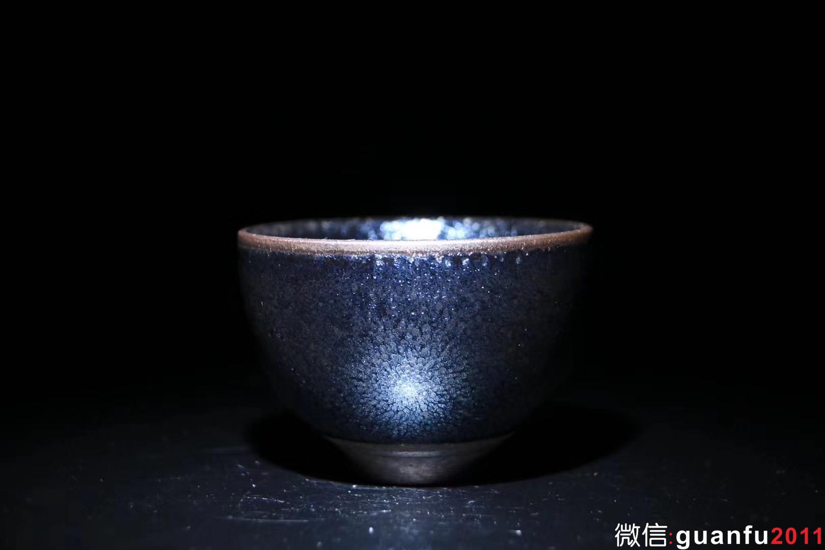 【作者】蘇天培老師 作品 【品名】星光油滴 有心杯 【規(guī)格】7.7 x 5.5 cm 【制作】落款配證書 【品相】全品無暇 【材質(zhì)】鐵胎，天然礦釉 【產(chǎn)地】建陽·水吉 【燒制溫度】1300度
