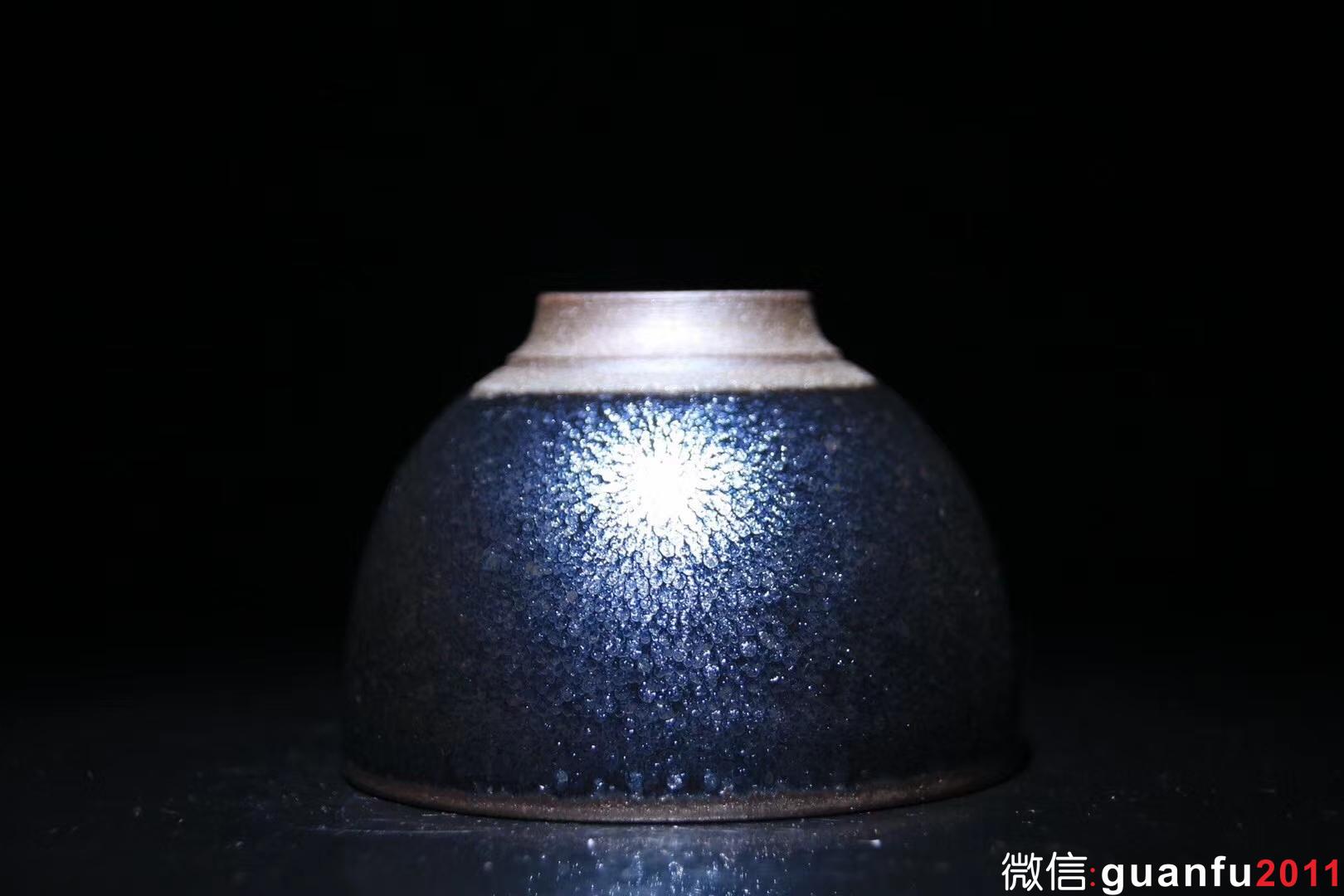 【作者】蘇天培老師 作品 【品名】星光油滴 有心杯 【規(guī)格】7.7 x 5.5 cm 【制作】落款配證書 【品相】全品無暇 【材質(zhì)】鐵胎，天然礦釉 【產(chǎn)地】建陽·水吉 【燒制溫度】1300度