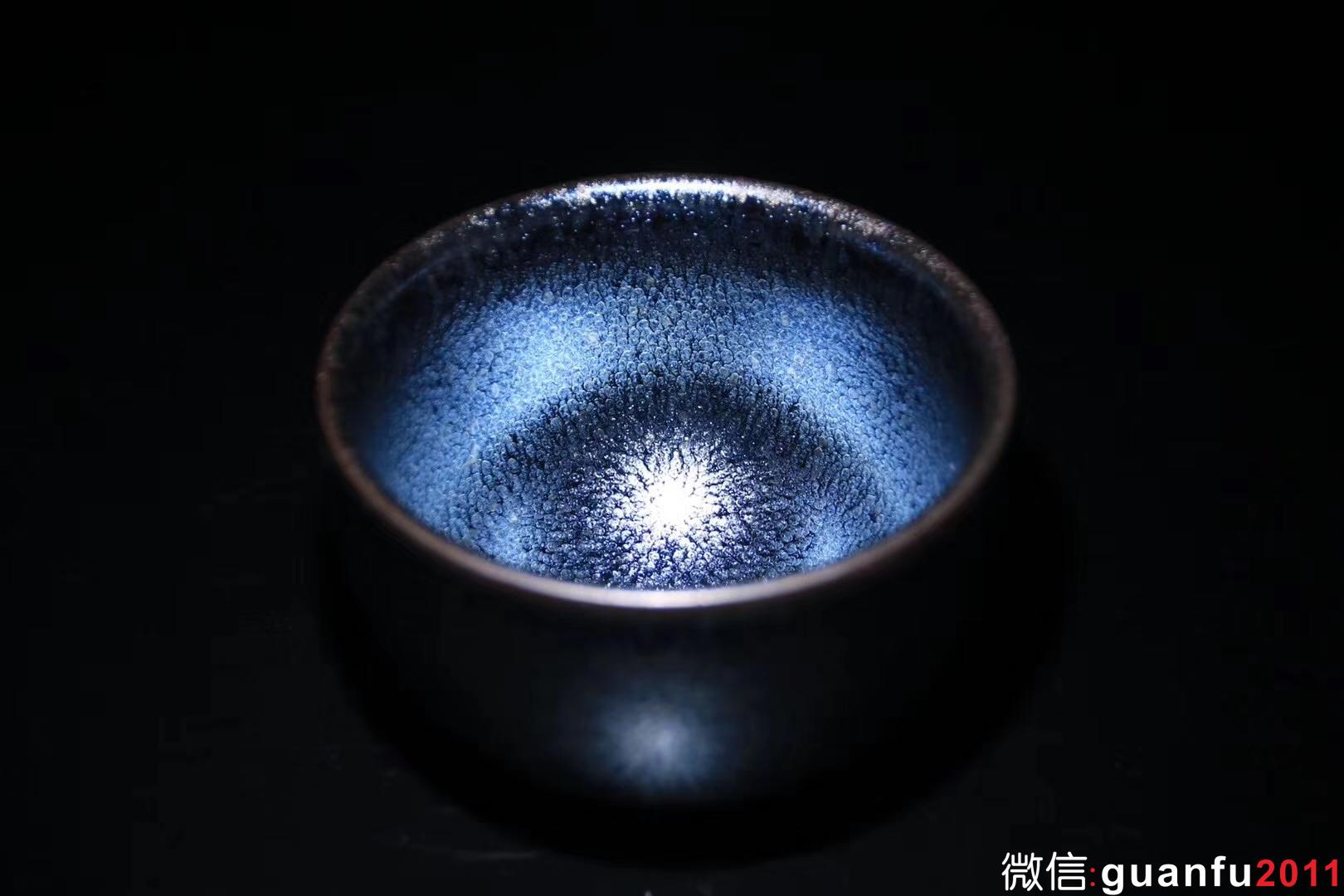 【作者】蘇天培老師 作品 【品名】星光油滴 有心杯 【規(guī)格】7.7 x 5.5 cm 【制作】落款配證書 【品相】全品無暇 【材質(zhì)】鐵胎，天然礦釉 【產(chǎn)地】建陽·水吉 【燒制溫度】1300度