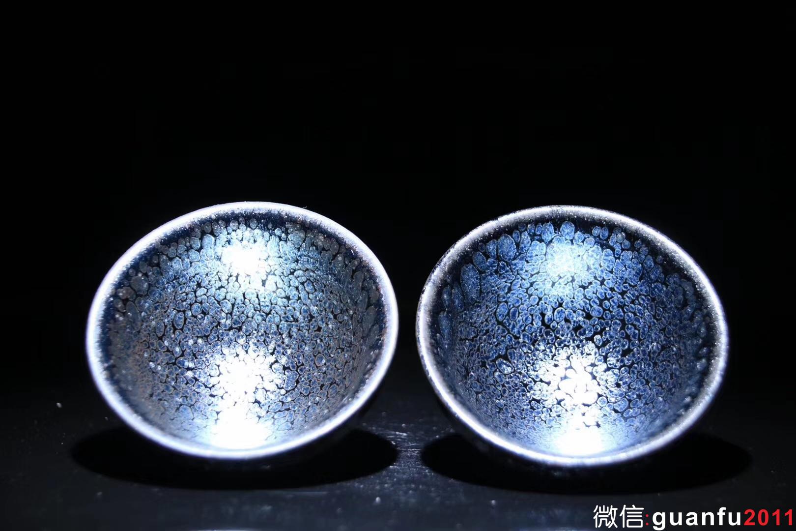 【作者】陳葉琦老師 作品 【品名】天眼對杯 【規(guī)格】8 x 4.5 cm 【制作】落款配證書 【品相】全品無暇 【材質(zhì)】鐵胎，天然礦釉 【產(chǎn)地】建陽·水吉 【燒制溫度】1300度