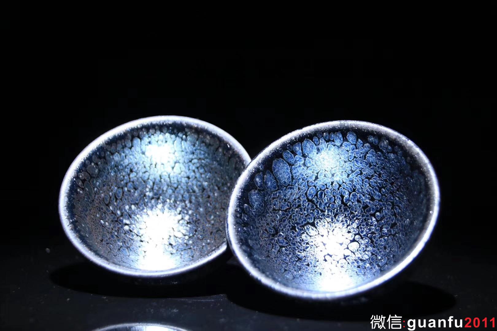 【作者】陳葉琦老師 作品 【品名】天眼對杯 【規(guī)格】8 x 4.5 cm 【制作】落款配證書 【品相】全品無暇 【材質(zhì)】鐵胎，天然礦釉 【產(chǎn)地】建陽·水吉 【燒制溫度】1300度