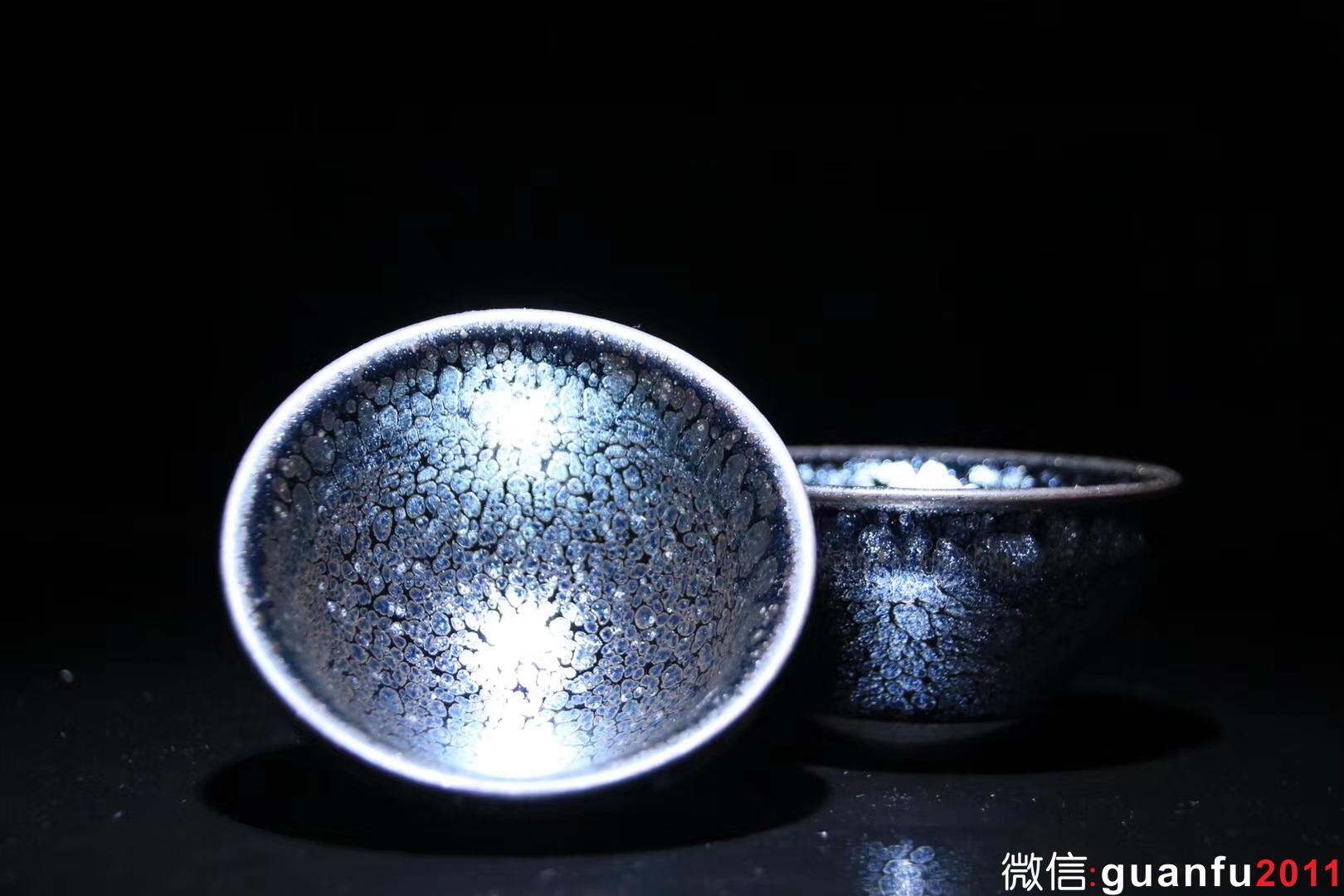 【作者】陳葉琦老師 作品 【品名】天眼對杯 【規(guī)格】8 x 4.5 cm 【制作】落款配證書 【品相】全品無暇 【材質(zhì)】鐵胎，天然礦釉 【產(chǎn)地】建陽·水吉 【燒制溫度】1300度