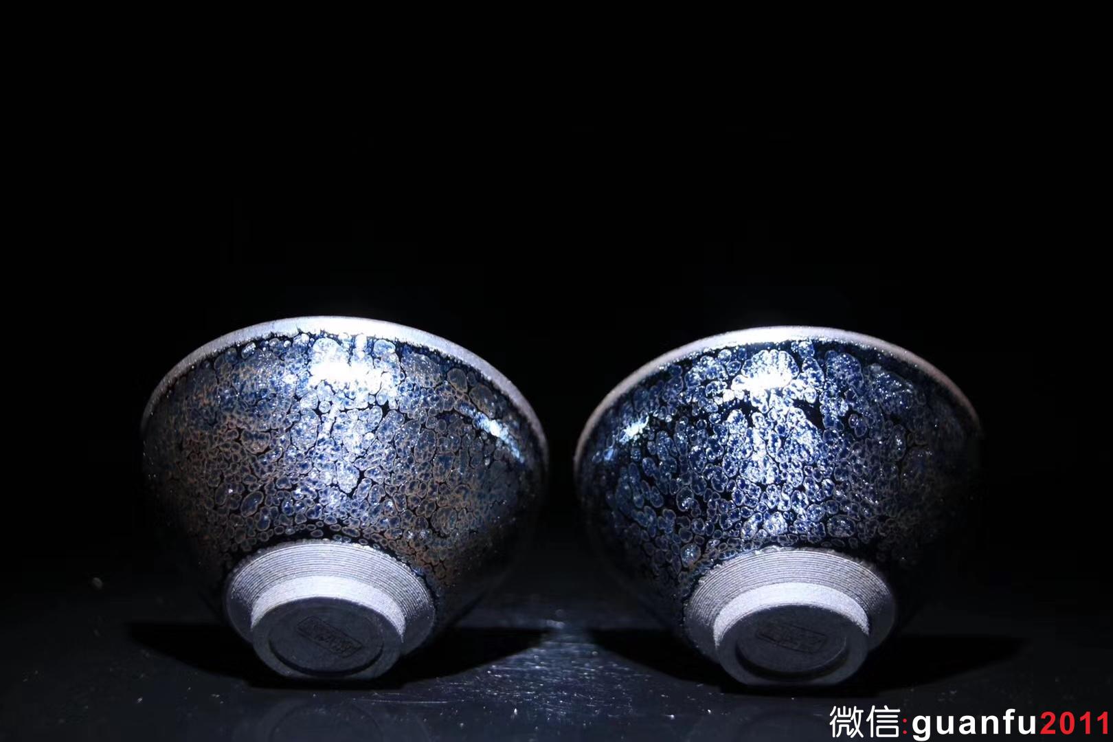 【作者】陳葉琦老師 作品 【品名】天眼對杯 【規(guī)格】8 x 4.5 cm 【制作】落款配證書 【品相】全品無暇 【材質(zhì)】鐵胎，天然礦釉 【產(chǎn)地】建陽·水吉 【燒制溫度】1300度