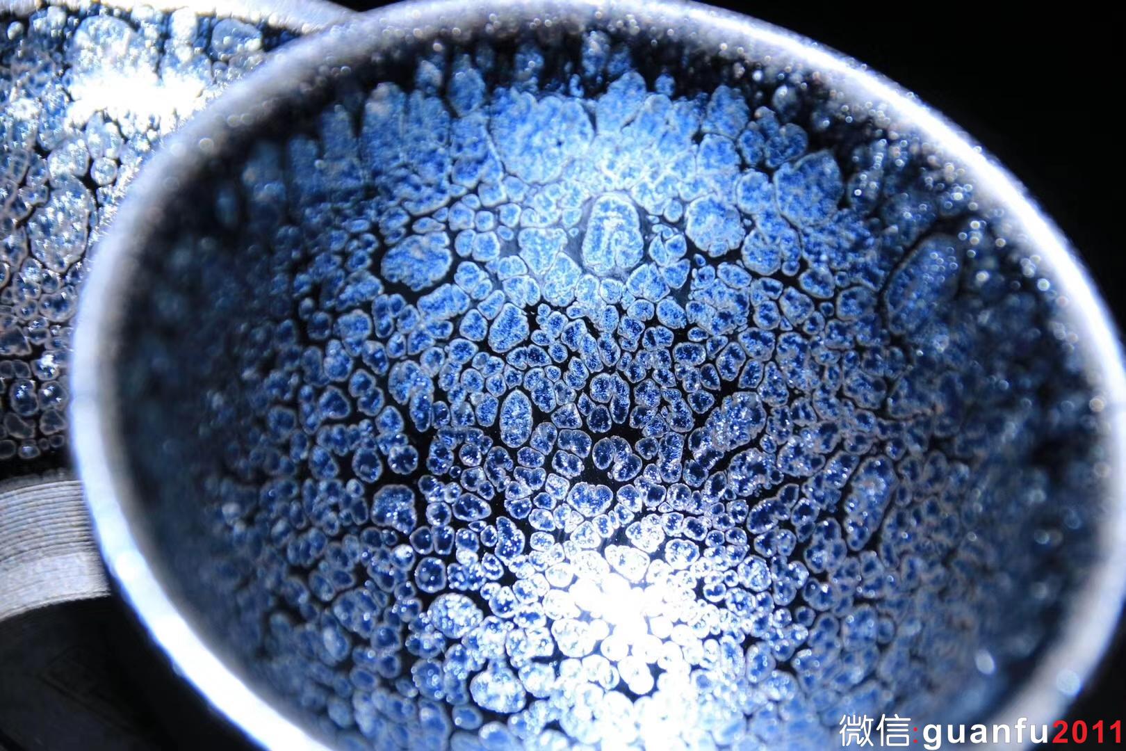 【作者】陳葉琦老師 作品 【品名】天眼對杯 【規(guī)格】8 x 4.5 cm 【制作】落款配證書 【品相】全品無暇 【材質(zhì)】鐵胎，天然礦釉 【產(chǎn)地】建陽·水吉 【燒制溫度】1300度