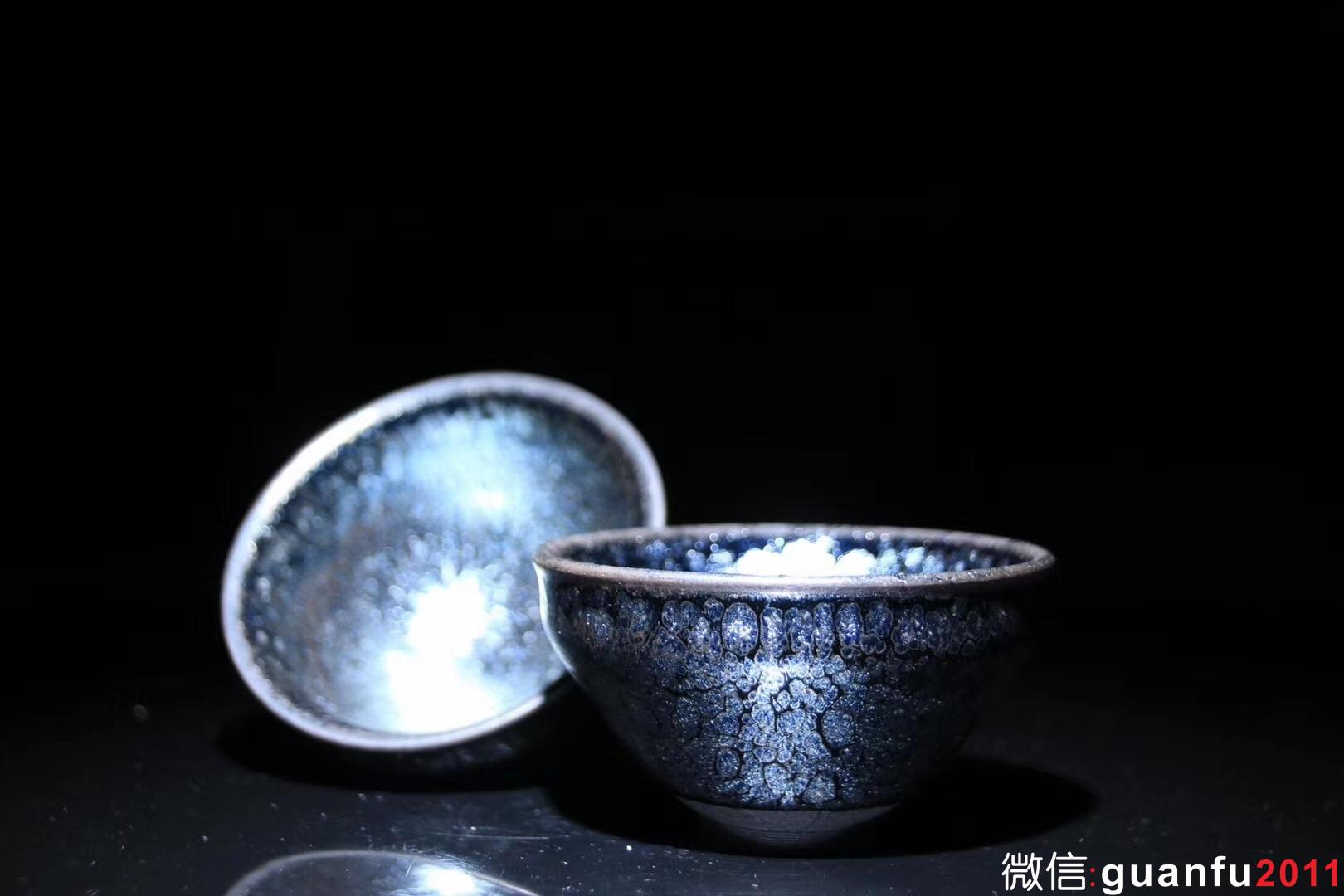 【作者】陳葉琦老師 作品 【品名】天眼對杯 【規(guī)格】8 x 4.5 cm 【制作】落款配證書 【品相】全品無暇 【材質(zhì)】鐵胎，天然礦釉 【產(chǎn)地】建陽·水吉 【燒制溫度】1300度