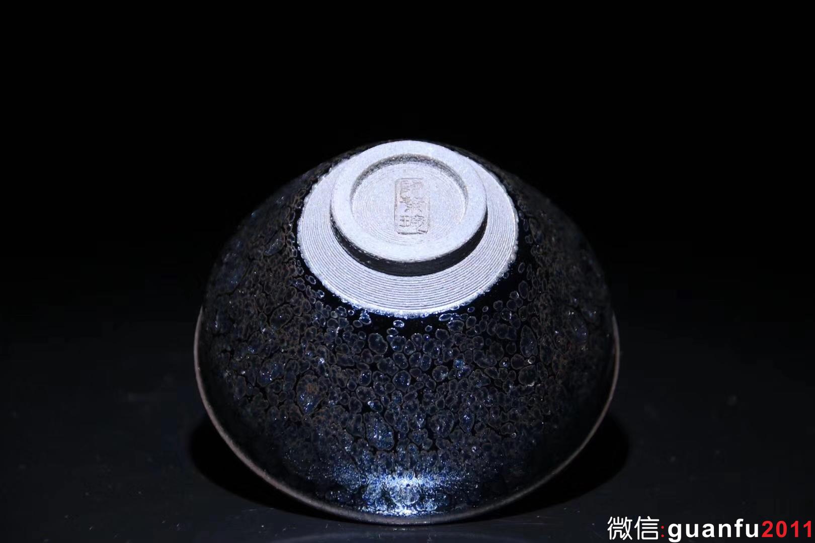 【作者】陳葉琦老師 作品 【品名】天眼對杯 【規(guī)格】8 x 4.5 cm 【制作】落款配證書 【品相】全品無暇 【材質(zhì)】鐵胎，天然礦釉 【產(chǎn)地】建陽·水吉 【燒制溫度】1300度