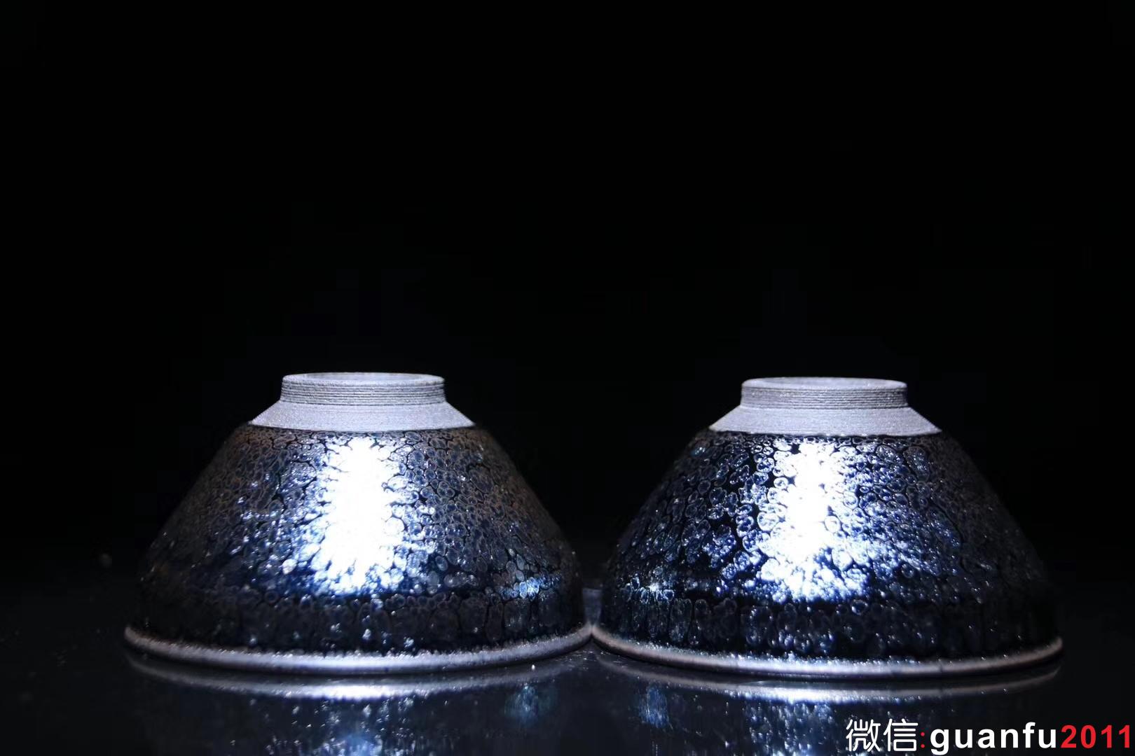 【作者】陳葉琦老師 作品 【品名】天眼對杯 【規(guī)格】8 x 4.5 cm 【制作】落款配證書 【品相】全品無暇 【材質(zhì)】鐵胎，天然礦釉 【產(chǎn)地】建陽·水吉 【燒制溫度】1300度